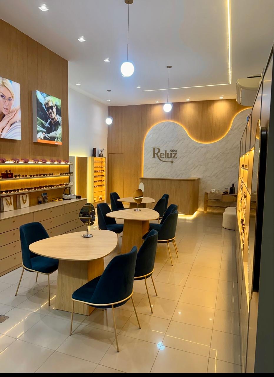Interior da Ótica Reluz — salão de atendimento em Volta Redonda