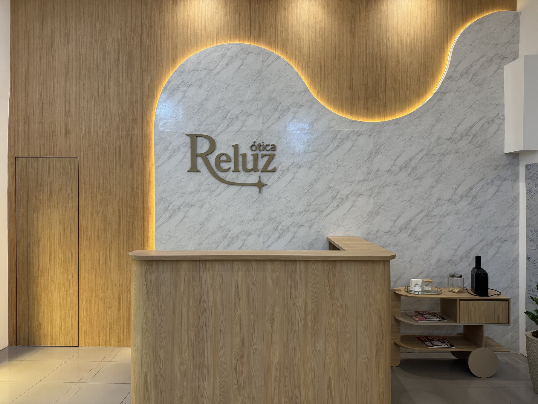 Boutique Ótica Reluz — recepção em mármore